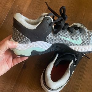NIKE sz 8 - women’s athletic shoes